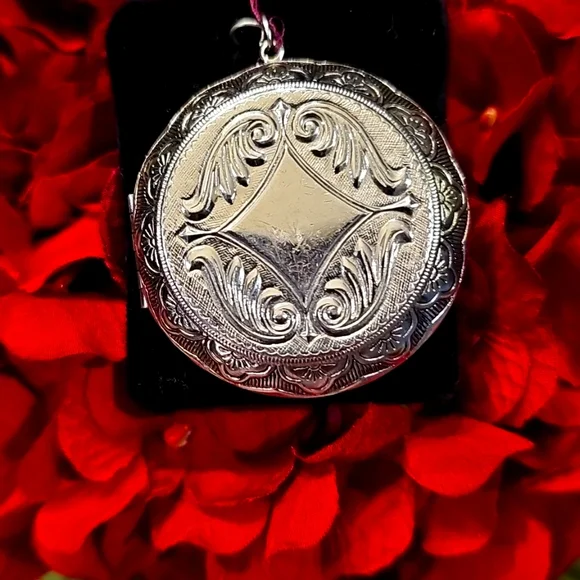 Elegant Silver Locket Pendant - Picture 2 of 7